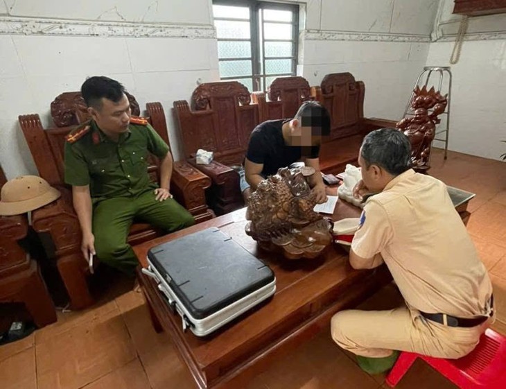 Xe bán tải lắp đèn trên nóc chớp nháy như ‘quán bar di động’: Xử lý tài xế - Ảnh 2.