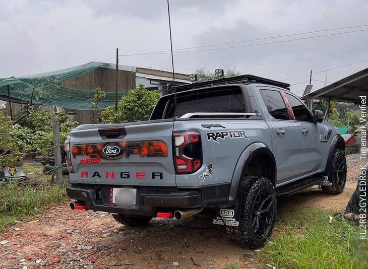 Xe bán tải lắp đèn trên nóc chớp nháy như ‘quán bar di động’: Xử lý tài xế - Ảnh 3.