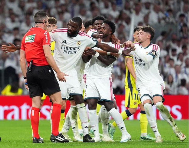 Vinicius bị đuổi vì giật tóc đối thủ, Real Madrid vẫn giành chiến thắng - Ảnh 1.