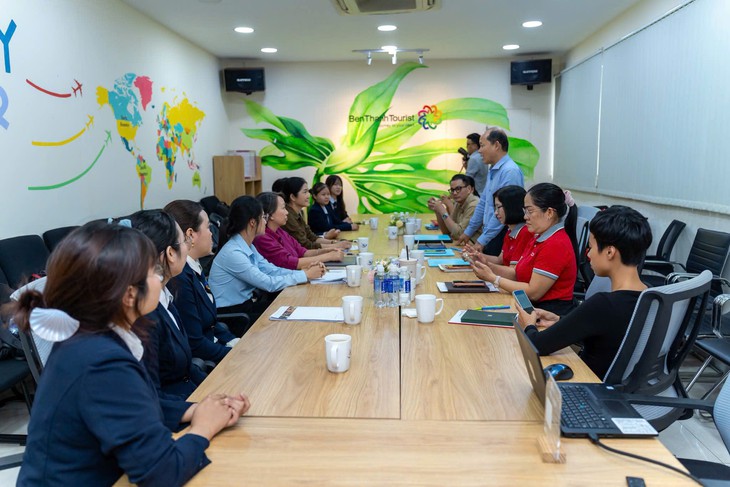Sinh viên mang hồ sơ đến doanh nghiệp 'đấu thầu' tour gần 2 tỉ đồng - Ảnh 1.