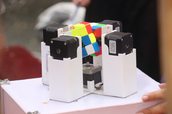 Đến tuần lễ sinh viên thời đại số, trải nghiệm AI, robot và thiết bị đo điện tim - Ảnh 8.