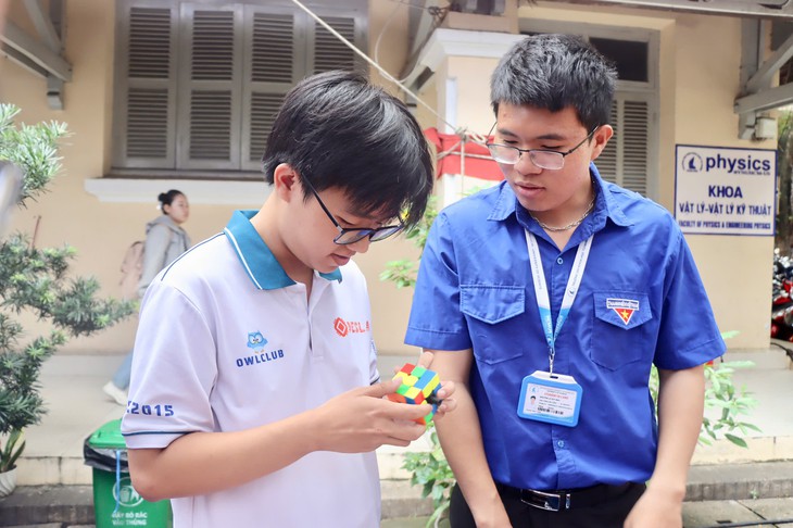 Đến tuần lễ sinh viên thời đại số, trải nghiệm AI, robot và thiết bị đo điện tim - Ảnh 7.