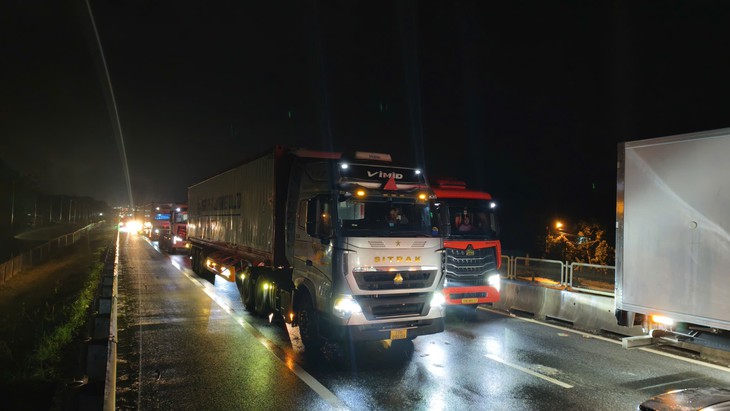 Kẹt xe hơn 3 tiếng trên cao tốc Hòa Liên – Túy Loan, đi chưa được 4km - Ảnh 5.