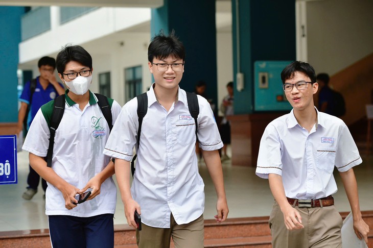 Gian nan chuyện đón con tan học ở TP.HCM: Nơi ướt nhẹp ngoài cổng, nơi linh hoạt mở lối cho phụ huynh - Ảnh 1.