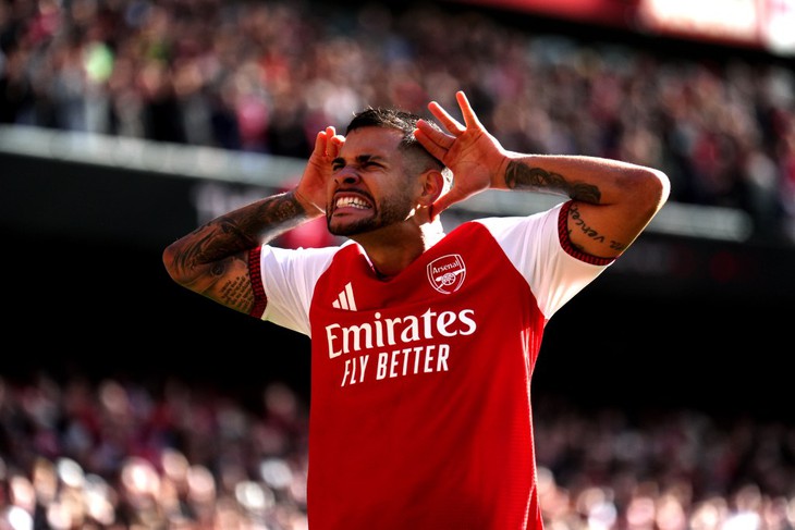 Ngược dòng trước Leeds, Arsenal áp sát Man City trên bảng xếp hạng - Ảnh 1.