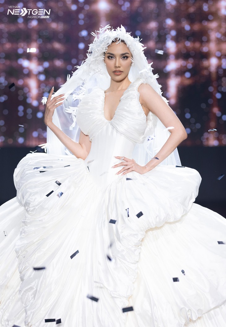 Lan Khuê diễn vedette ‘Vũ khúc cố đô’, Quỳnh Anh hóa cô dâu couture - Ảnh 2.