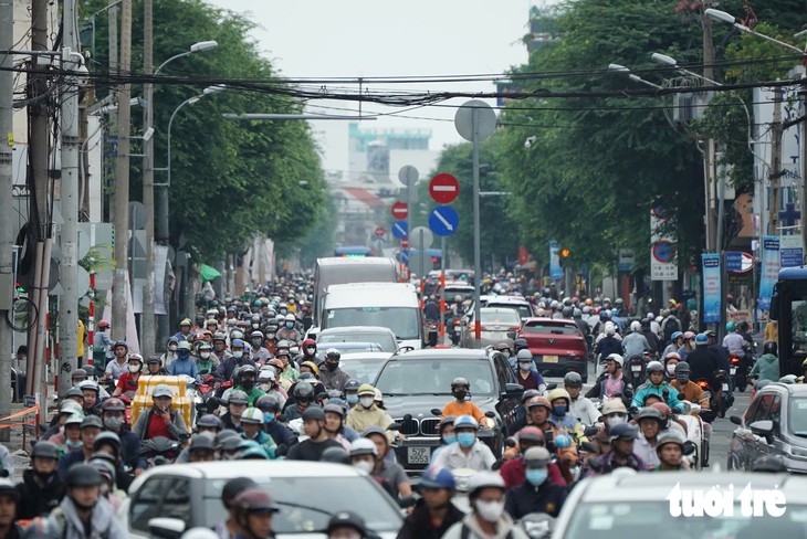 Người dân TP.HCM lúng túng qua ngã tư Bảy Hiền trong ngày đầu phân luồng làm metro số 2 - Ảnh 3.