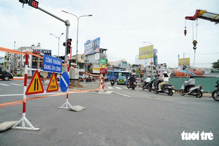 Người dân TP.HCM lúng túng qua ngã tư Bảy Hiền trong ngày đầu phân luồng làm metro số 2 - Ảnh 4.