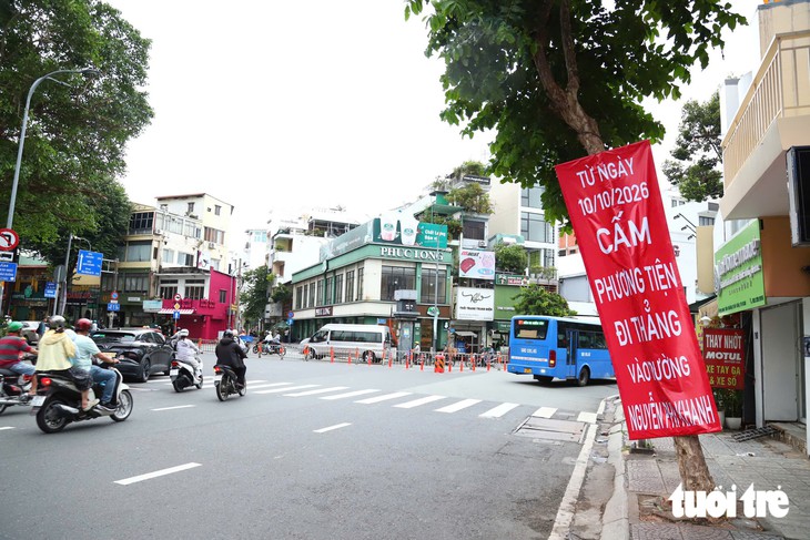 Người dân TP.HCM lúng túng qua ngã tư Bảy Hiền trong ngày đầu phân luồng làm metro số 2 - Ảnh 10.