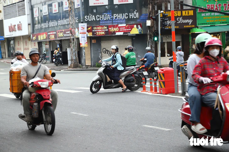 Người dân TP.HCM lúng túng qua ngã tư Bảy Hiền trong ngày đầu phân luồng làm metro số 2 - Ảnh 12.