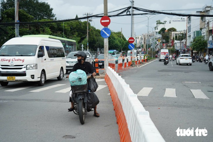 Người dân TP.HCM lúng túng qua ngã tư Bảy Hiền trong ngày đầu phân luồng làm metro số 2 - Ảnh 5.