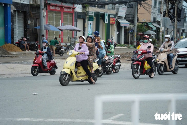 Người dân TP.HCM lúng túng qua ngã tư Bảy Hiền trong ngày đầu phân luồng làm metro số 2 - Ảnh 6.