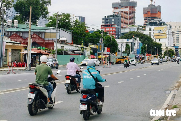 Người dân TP.HCM lúng túng qua ngã tư Bảy Hiền trong ngày đầu phân luồng làm metro số 2 - Ảnh 8.