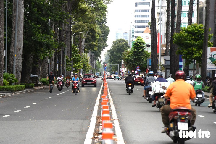 Người dân TP.HCM lúng túng qua ngã tư Bảy Hiền trong ngày đầu phân luồng làm metro số 2 - Ảnh 9.