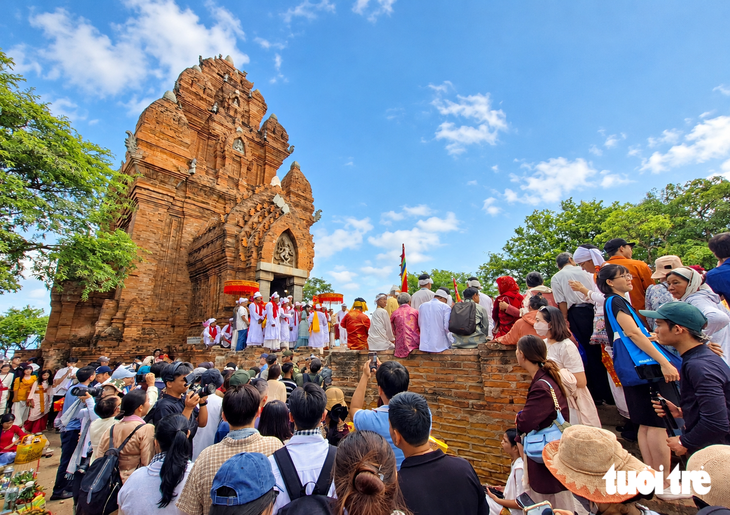 Khai hội Katê 2026, tháp Chăm rộn ràng bước chân người trẩy hội - Ảnh 1.