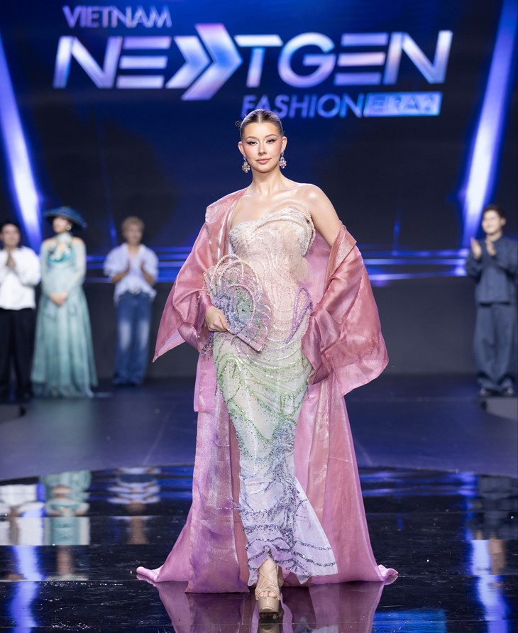 Lan Khuê diễn vedette ‘Vũ khúc cố đô’, Quỳnh Anh hóa cô dâu couture - Ảnh 9.