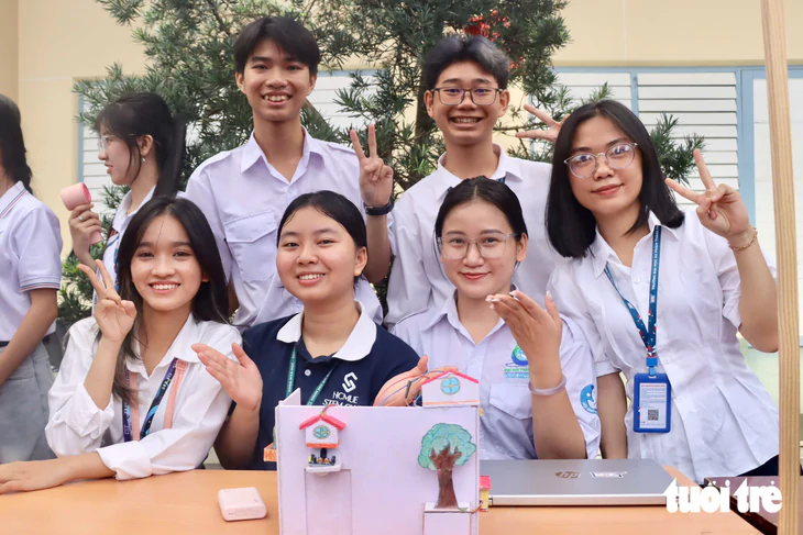 Đến tuần lễ sinh viên thời đại số, trải nghiệm AI, robot và thiết bị đo điện tim - Ảnh 1.