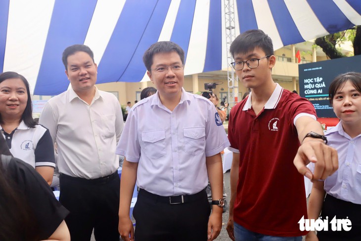 Đến tuần lễ sinh viên thời đại số, trải nghiệm AI, robot và thiết bị đo điện tim - Ảnh 2.