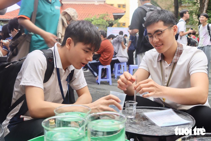 Đến tuần lễ sinh viên thời đại số, trải nghiệm AI, robot và thiết bị đo điện tim - Ảnh 5.