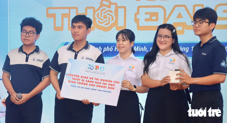 Đến tuần lễ sinh viên thời đại số, trải nghiệm AI, robot và thiết bị đo điện tim - Ảnh 3.