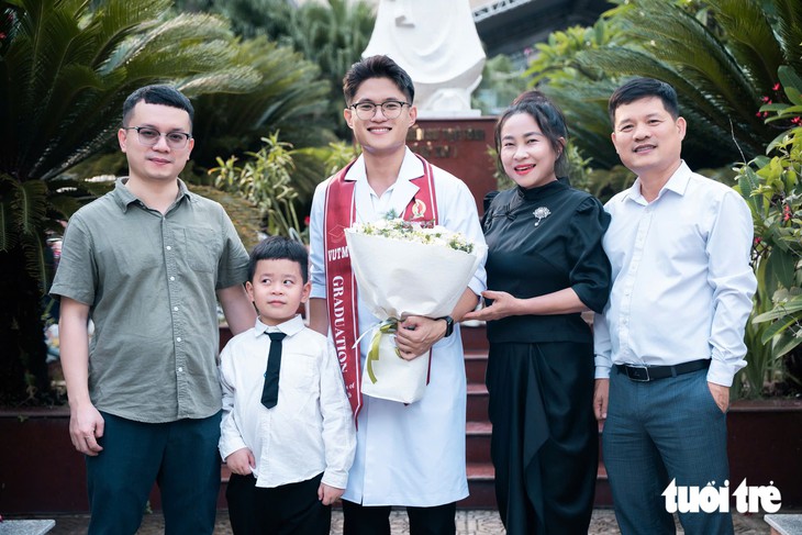 Bác sĩ trẻ ngồi trên băng ca, ép tim cứu bệnh nhân ngừng tuần hoàn - Ảnh 2.