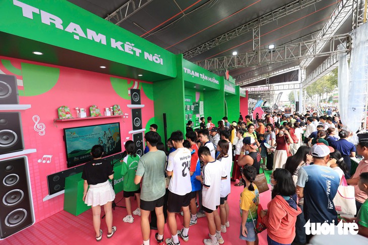 Đông đảo runner về Đồng Tháp sớm để check-in, ngắm đồng sen, ăn bún mắm   - Ảnh 2.