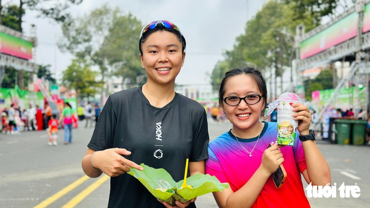 Đông đảo runner về Đồng Tháp sớm để check-in, ngắm đồng sen, ăn bún mắm   - Ảnh 4.