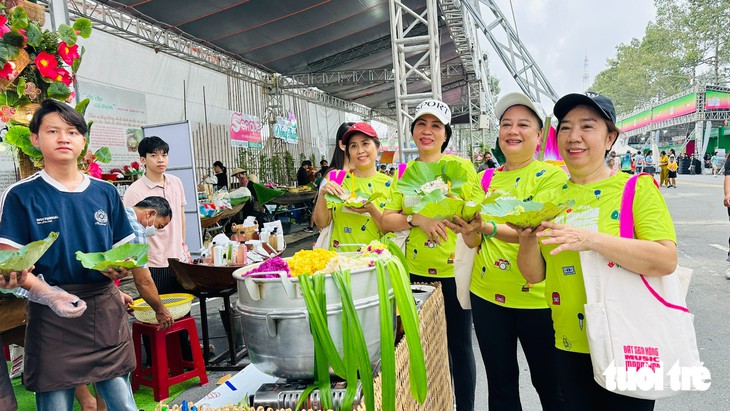 Đông đảo runner về Đồng Tháp sớm để check-in, ngắm đồng sen, ăn bún mắm   - Ảnh 5.
