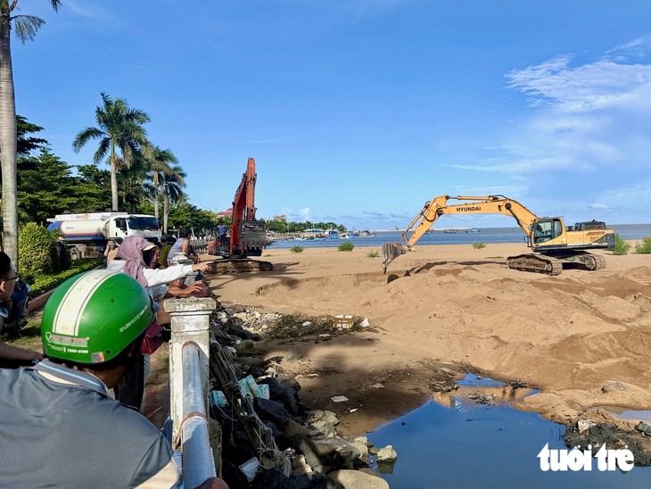 Kè cửa biển Tuy Hòa tan nát nhiều năm chính thức được sửa chữa - Ảnh 1.