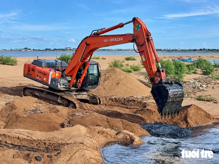 Kè cửa biển Tuy Hòa tan nát nhiều năm chính thức được sửa chữa - Ảnh 2.
