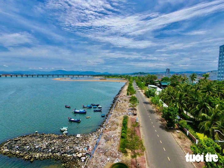 Kè cửa biển Tuy Hòa tan nát nhiều năm chính thức được sửa chữa - Ảnh 4.