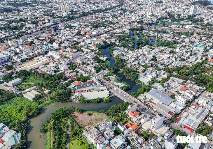 Theo dòng rạch Thủ Đức, qua những khu dân cư thấp thỏm lo ngập - Ảnh 3.