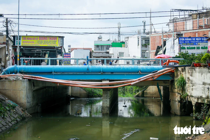 Theo dòng rạch Thủ Đức, qua những khu dân cư thấp thỏm lo ngập - Ảnh 4.