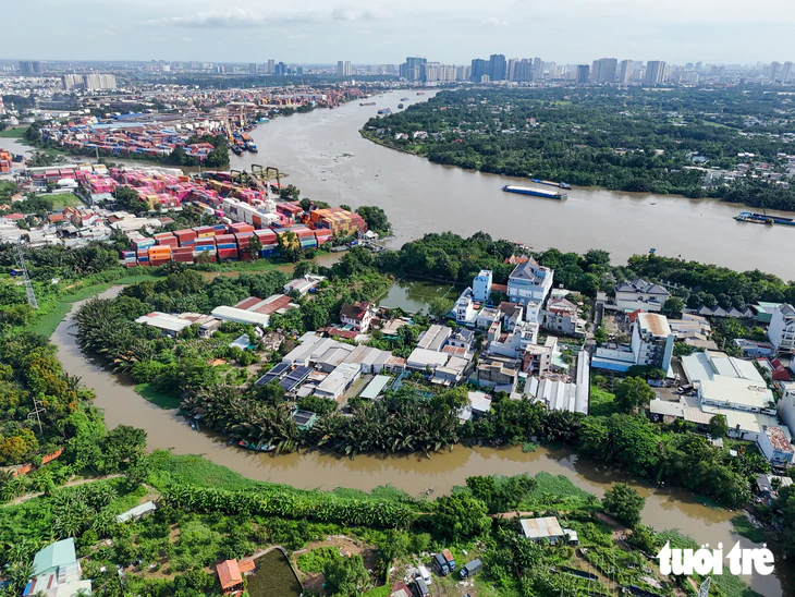 Theo dòng rạch Thủ Đức, qua những khu dân cư thấp thỏm lo ngập - Ảnh 16.