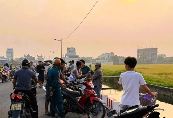 Cứu hai cháu bé ngã xuống sông, người đàn ông 67 tuổi tử vong - Ảnh 1.