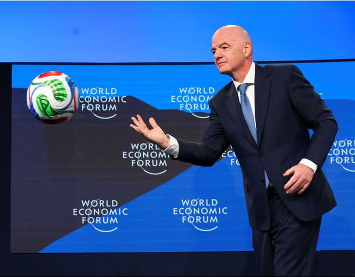 Chủ tịch FIFA Infantino rộng đường tái đắc cử vì... các đối thủ lần lượt rút lui - Ảnh 1.