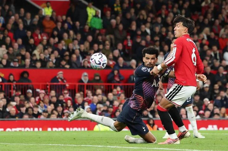 Đánh rơi chiến thắng phút 90+2, Man United khởi đầu tệ nhất trong 40 năm - Ảnh 1.
