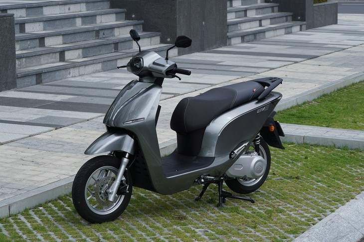 Dat Bike Era chốt 20.000 đơn sau nửa năm mở bán: Cốp rống hơn Honda Lead, sạc 15 phút đi thêm 30km - Ảnh 1.