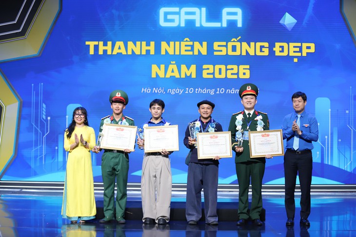 Nam diễn viên Trại buôn người nghẹn ngào khi nhận giải thưởng Thanh niên sống đẹp - Ảnh 2.