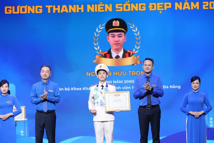 Nam diễn viên Trại buôn người nghẹn ngào khi nhận giải thưởng Thanh niên sống đẹp - Ảnh 4.