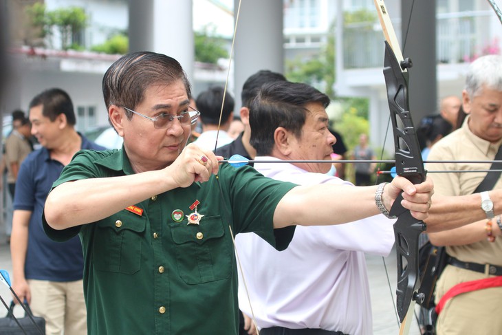 Ra mắt CLB bắn cung Trái tim người lính Phương Nam, hỗ trợ cựu chiến binh khó khăn - Ảnh 1.