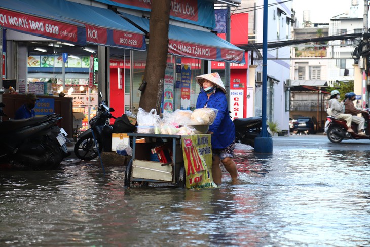 Triều cường đạt đỉnh sáng cuối tuần, - Ảnh 8.