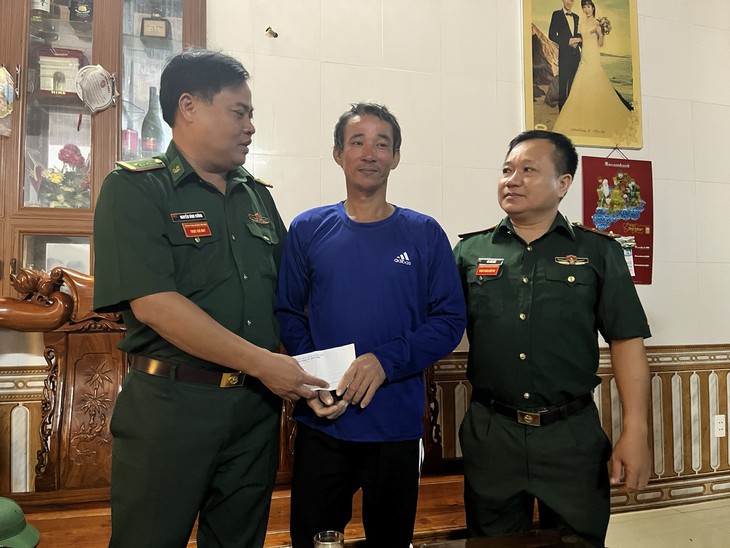 Tàu bị chìm, ngư dân tự bơi vào bờ sau 8 tiếng lênh đênh trên biển - Ảnh 3.
