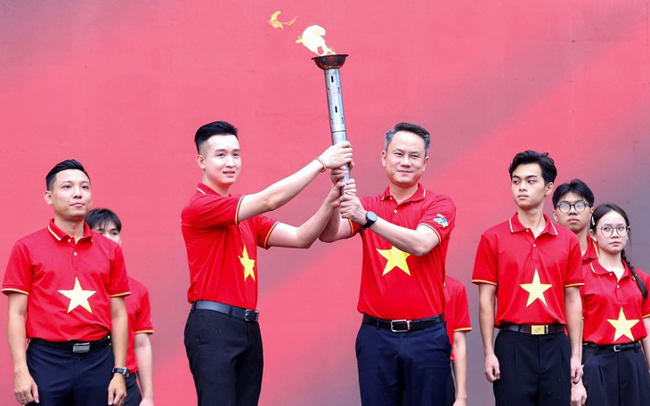 Không chỉ hô hào yêu nước, người trẻ cần làm điều này để đưa Việt Nam vươn xa - Ảnh 2.