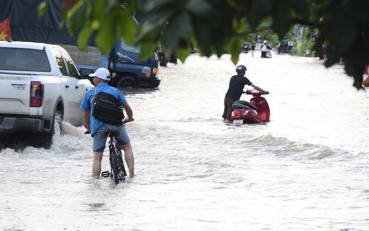 Triều cường đạt đỉnh sáng cuối tuần, người dân thức từ 4h sáng để tát nước  - Ảnh 20.