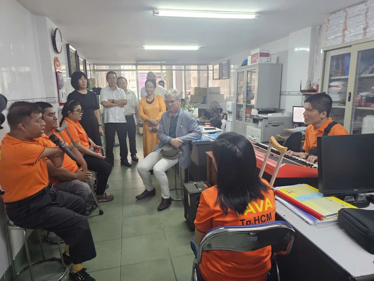 Tân đại sứ Vương quốc Bỉ Pieter Leenknegt thăm Hội Nạn nhân chất độc da cam/dioxin TP.HCM - Ảnh 3.