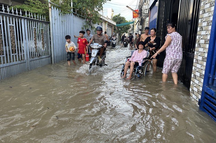 Triều cường sông Đồng Nai cao nhất từ sau năm 1975, nhiều tuyến đường, nhà dân ngập úng - Ảnh 13.