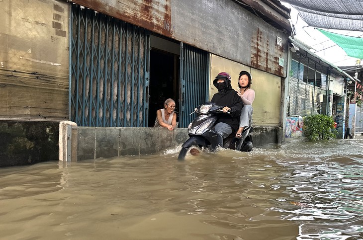 Triều cường sông Đồng Nai cao nhất từ sau năm 1975, nhiều tuyến đường, nhà dân ngập úng - Ảnh 1.