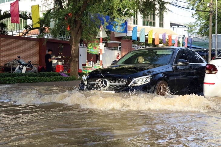 Triều cường sông Đồng Nai cao nhất từ sau năm 1975, nhiều tuyến đường, nhà dân ngập úng - Ảnh 8.