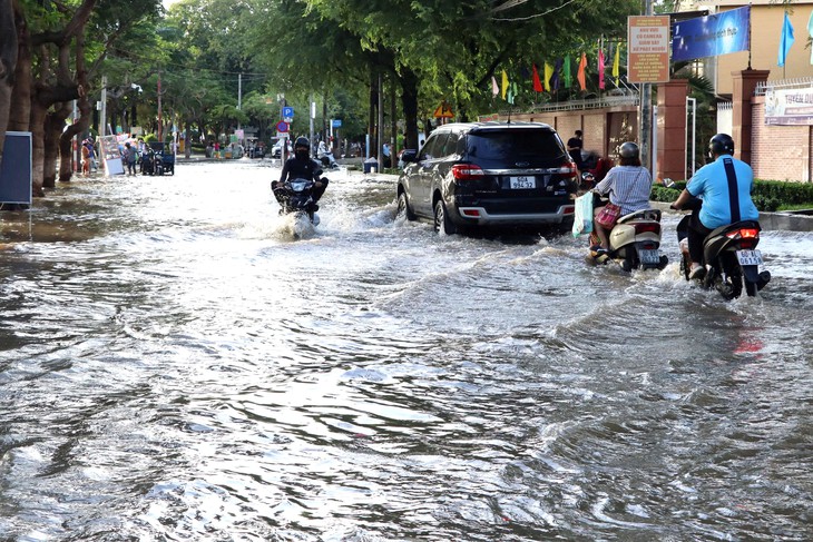 Triều cường sông Đồng Nai cao nhất từ sau năm 1975, nhiều tuyến đường, nhà dân ngập úng - Ảnh 7.